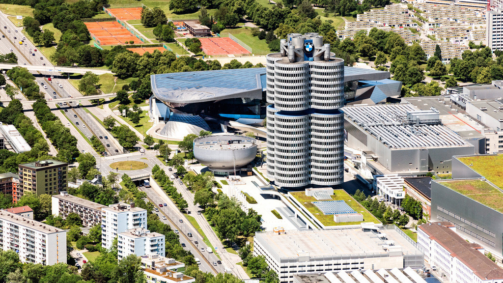 dr__0053665.jpg | MüNCHEN 12.06.2020 Herbstliche verfärbte Vegetationsansicht Verwaltungsgebäude des Unternehmens "Vierzylinder" der BMW AG am Petuelring im Ortsteil Milbertshofen-Am Hart in München im Bundesland Bayern, Deutschland. Weiterführende Informationen bei: BMW Bayerische Motoren Werke AG,  Prof. Burkhardt Ingenieure GmbH & Co. KG. // Autumnal discolored vegetation view administration building of the company "Vierzylinof" of BMW AG in the district Milbertshofen-Am Hart in Munich in the state Bavaria, Germany. Further information at: BMW Bayerische Motoren Werke AG,  Prof. Burkhardt Ingenieure GmbH & Co. KG. Foto: Daniel Reiter