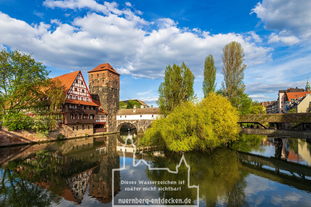 Fachwerkhaus Weinstadel im Frühling | Der Weinstadel in der Altstadt von Nürnberg ist eines der begehrten Fotomotive für alle Besucher und Einwohner von Nürnberg. Bei fast jedem Gang über die Maxbrücke in Nürnberg ist man vom Anblick begeistert und macht meist auch ein Foto und wenn es nur mit dem Handy ist. - Realisiert mit Pictrs.com