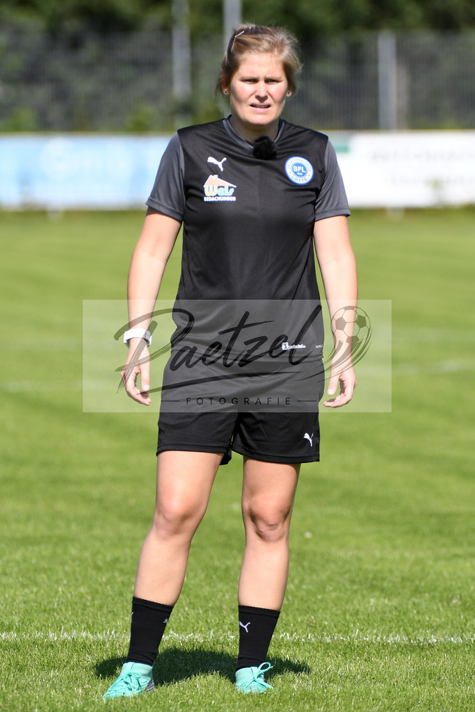 TRASFL20200713_0016 | Fussball, Herren: Trainerin Imke Wuebbenhorst (SF Lotte) schaut bei der Trainingseinheit von SF Lotte im Sportpark am Lotter Kreuz am 13.07.2020 in Lotte, Deutschland. - Realisiert mit Pictrs.com