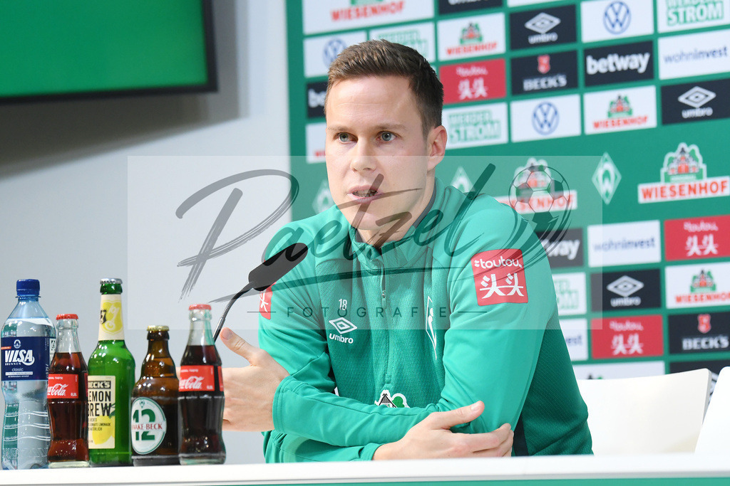 20200129_PKSVWB_0012 | Fußball, Herren: Niklas Moisander (SV Werder Bremen) schaut bei der Pressekonferenz des SV Werder Bremen am 29.01.2020 im wohninvest Weserstadion in Bremen, Deutschland.(Foto von Nico Paetzel) - Realisiert mit Pictrs.com