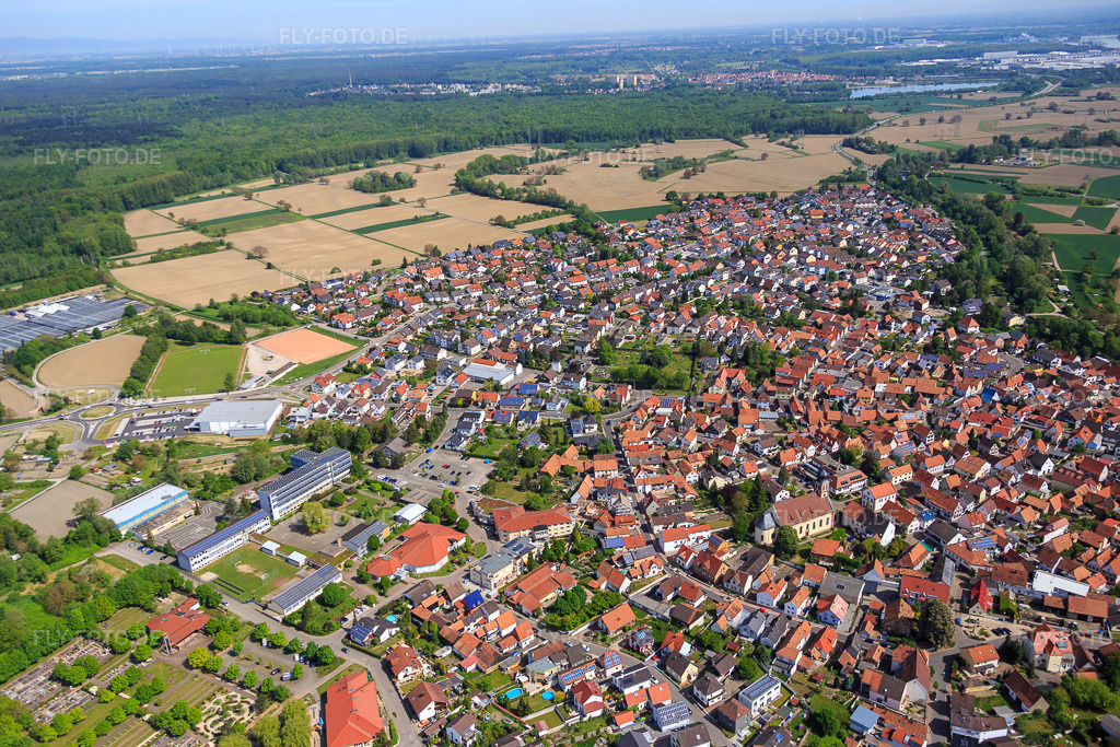 Luftbild: Ortsübersicht aus Süden in Hagenbach im Bundesland Rheinland-Pfalz in Deutschland. Foto: IMG_078504.jpg vom 08.05.2015 durch Werner Riehm/FLY-FOTO.de