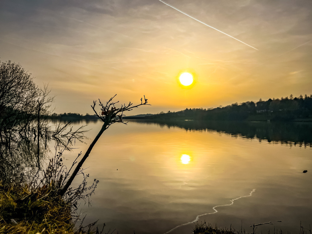Surreale Ansichten - Schotten | Die Realität liegt immer im Auge des Betrachters. Am Nidda-Stausee bei Schotten scheint ein Seil im Wasser zu schwimmen. Erst der Blick in den Himmel offenbart ein Flugzeug, das sich im scheinbaren Seilerhandwerk übt. - Realisiert mit Pictrs.com
