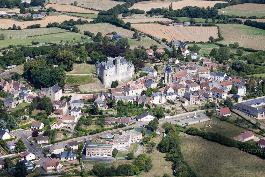 Aerial view: View of the town in Montmirail in the state Sarthe, France. – Photo: IMG_20001.jpg taken on 07/30/2009 by Werner Riehm/FLY-FOTO.com – Resolution of the original: 4752 x 3168 px