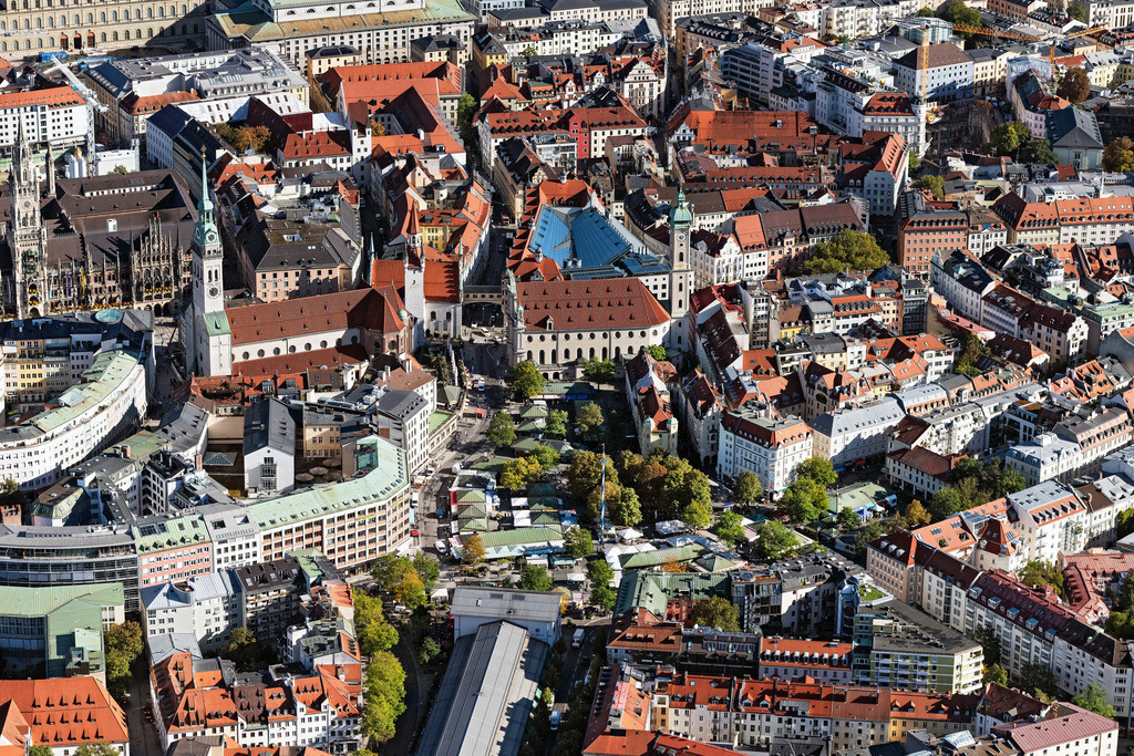 dr__0054016.jpg | MüNCHEN 07.10.2024 Verkaufs- und Imbißstände und Handelsbuden auf dem Viktualienmarkt in München im Bundesland Bayern, Deutschland. // Sale and food stands and trade stalls in the market place on Viktualienmarkt in Munich in the state Bavaria, Germany. Foto: Daniel Reiter