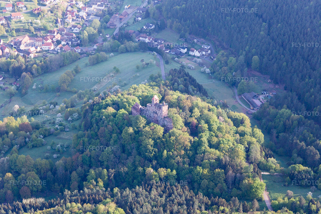 Luftbild: Erlenbach bei Dahn, Burg Bewartstein in Erlenbach bei Dahn im Bundesland Rheinland-Pfalz in Deutschland. Foto: IMG_107025.jpg vom 27.04.2018 durch Werner Riehm/FLY-FOTO.de