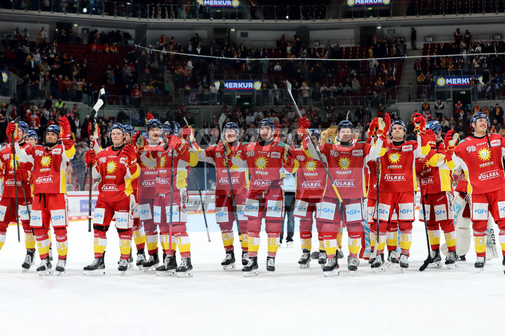 IMG 8052 | DEG Jubel nach Spielende - © by Sportfoto-Sale (DR) - Realisiert mit Pictrs.com