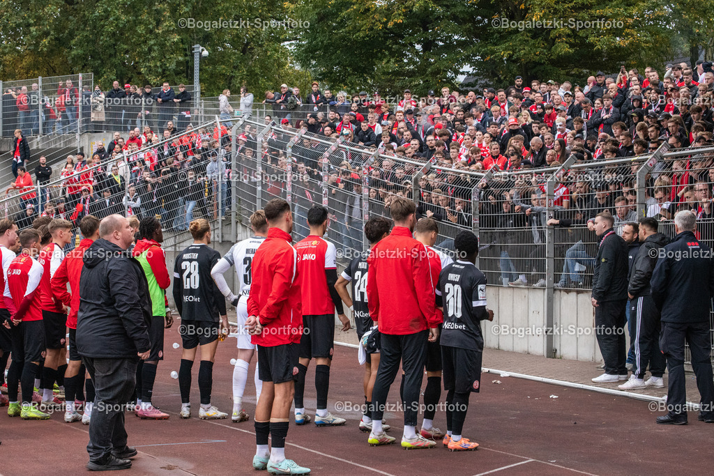 RWO Team stellt sich | 11.10.2025, Fußball, Niederrheinpokal, Rot-Weiß Oberhausen - Rot-Weiss Essen: Die Mannschaft von Rot-Weiss Essen um Trainer Uwe Koschinat (Nicht im Bild) stellen sich der Kritik der mitgereisten Fans - Realisiert mit Pictrs.com