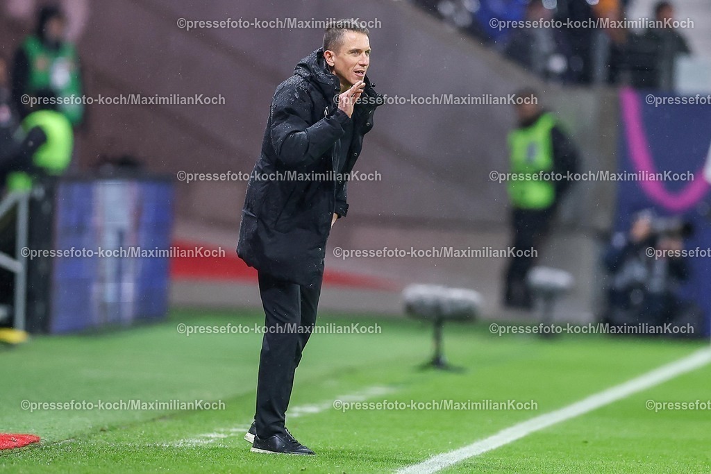 SGE30112501127 | 30.11.2025, Fußball, Eintracht Frankfurt - VfL Wolfsburg, 1. Fußball Bundesliga, 12. Spieltag, Deutsche-Bank-Park (Frankfurt am Main), Saison 2025 2026: Interimstrainer Daniel Bauer (VfL Wolfsburg #hc) gestikulierend am Spielfeldrand   DFB Regulations prohibit any use of photographs as image sequences and or quasi-video.