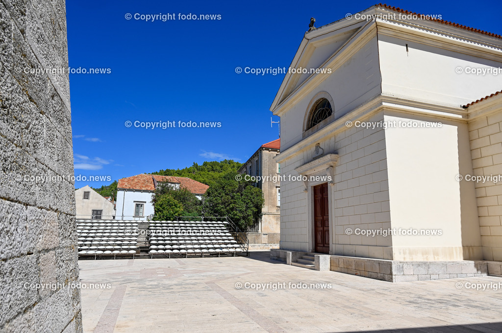 Kroatien_ Korcula_ Insel in Sueddalmatien_ Vela Luka_ 10.09.2024-73 | 10.09.2024, Kroatien, HRV, Korcula, Insel in Sueddalmatien, Vela Luka im Bild Hafen, Hafenansichten, Boot, Boote, Schiff, Schiffe, Gebauede, Adria, Meer, StadtansichtenVela Luka, woertlich Großer Hafen ist ein kroatischer Hafenort auf der Insel Korčula in der oestlichen Adria. Quelle: Wikipedia