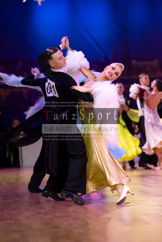 20241215_WDSF_Int_Open_Std-Riga-9451 | Tanzsportbilder, Standardtanz, Lateintanz, WDSF, DTV, LTVB, dancecomp, goc, hessen tanzt, blaues band der spree, walzer, tango, wiener walzer, slowfox, quickstepp, samba, rumba, cha-cha-cha, paso doble. jive, hd-kroft photography, turniertanzsport