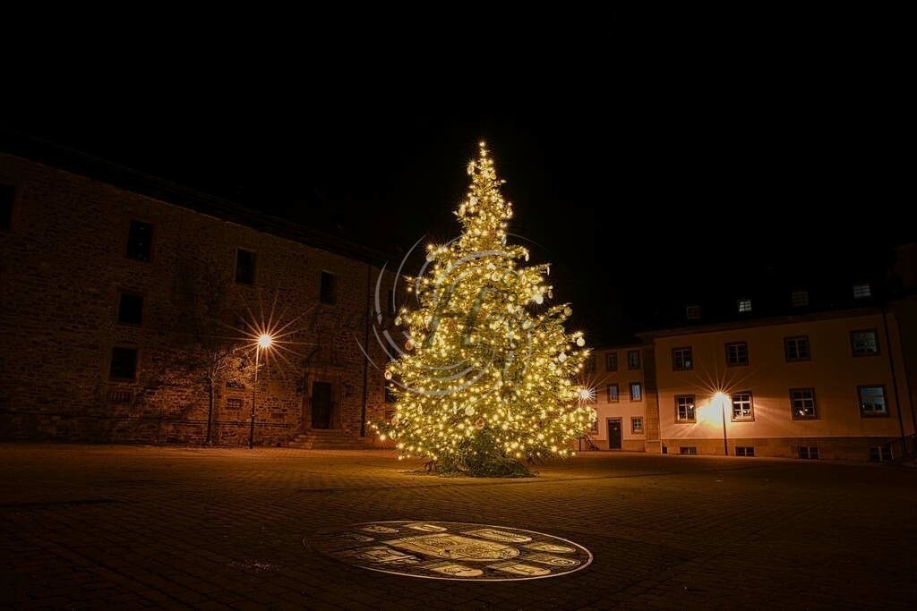 Weihnachtliches Hardheim | Weihnachtsbaum Schlossplatz Hardheim - Realisiert mit Pictrs.com