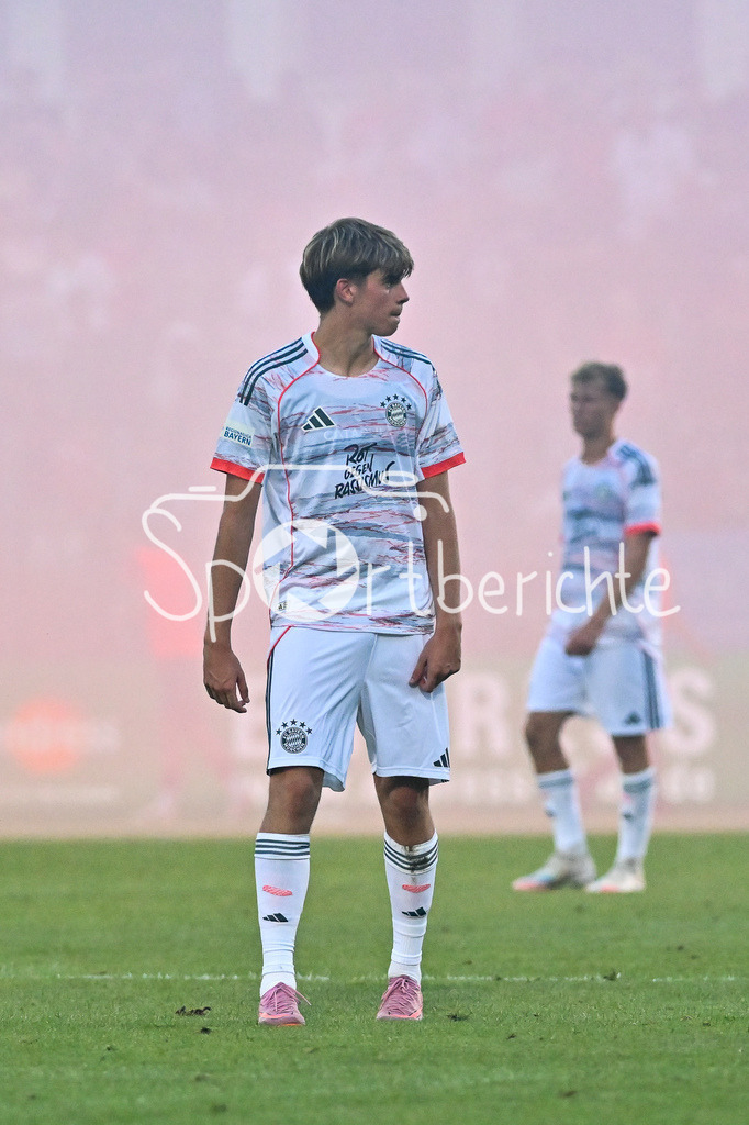 SpVgg Unterhaching - FC Bayern Amateure | Ein nachdenklicher Guido Della ROVERE (FC Bayern Muenchen II 10) im Nebel von Unterhaching / Einzelfoto / Freisteller / Regionalliga Bayern: SpVgg Unterhaching - FC Bayern München II; Uhlsport Park am 15.08.2025