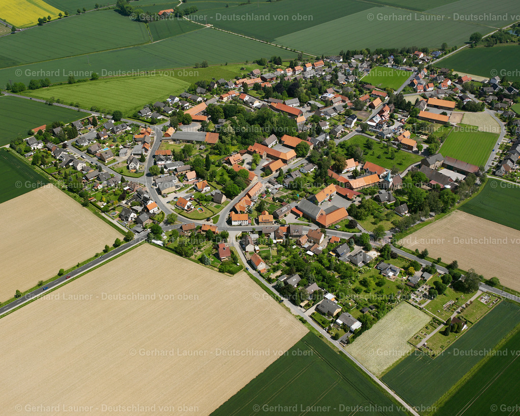 2638142 | GROß MAHNER 09.06.2006 Landwirtschaftliche Nutzflächen und Feldgrenzen  umsäumen das Siedlungsgebiet des Dorfes in Groß Mahner im Bundesland Niedersachsen, Deutschland // Agricultural land and field boundaries surround the settlement area of the village  in Groß Mahner in the state Lower Saxony, Germany Foto: Gerhard Launer