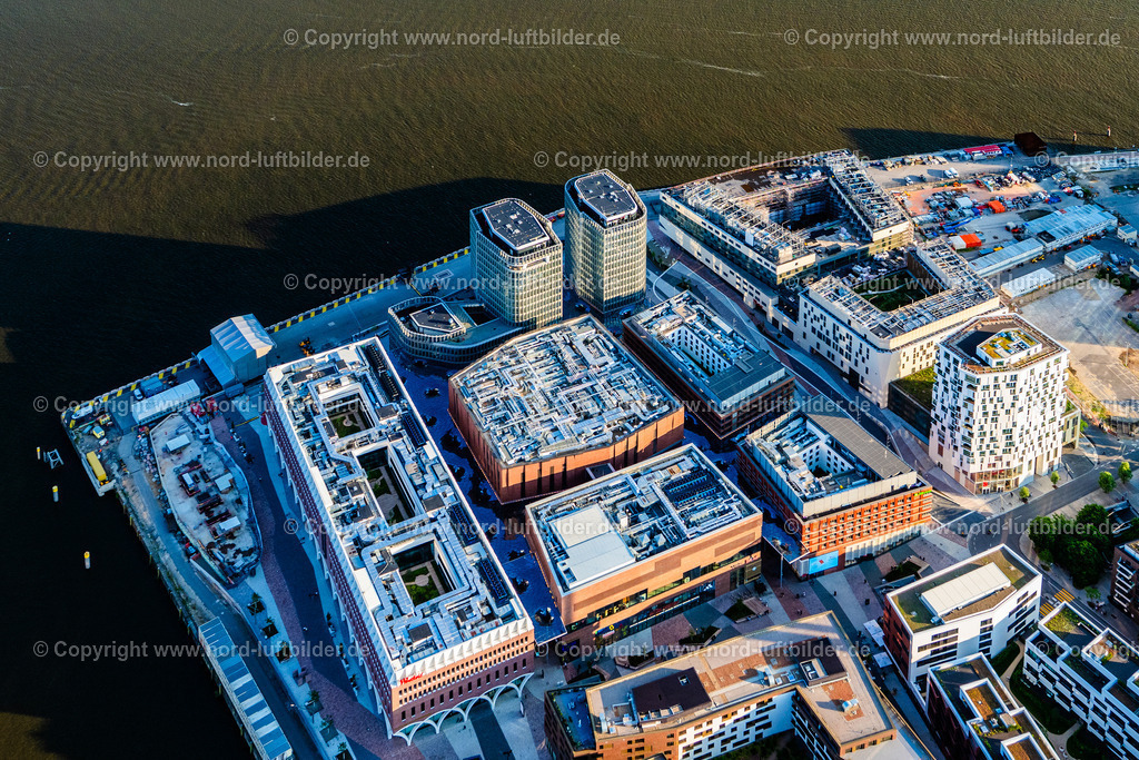Hamburg_Westfield_Hafencity_ELS_9017160625 | HAMBURG 16.06.2025 Baustelle zum Neubau des Gebäudekomplexes des Einkaufszentrum am Überseequartier am Strandkai, Überseeboulevard, New-Orleans-Straße im Ortsteil Hafencity in Hamburg, Deutschland. Weiterführende Informationen bei: CHRISTIAN DE PORTZAMPARC,  Depenbrock Bau GmbH & Co. KG,  F + Z Baugesellschaft, Zweigniederlassung der Hecker Bau GmbH & Co. KG,  Unibail-Rodamco Germany GmbH,  Unibail-Rodamco ÜSQ Süd Quartiersmanagement GmbH. // Construction site for the new building complex of the shopping center at the Ueberseequartier on Strandkai, Ueberseeboulevard, New-Orleans-Strasse in the Hafencity district of Hamburg, Germany. Further information at: CHRISTIAN DE PORTZAMPARC,  Depenbrock Bau GmbH & Co. KG,  F + Z Baugesellschaft, Zweigniederlassung der Hecker Bau GmbH & Co. KG,  Unibail-Rodamco Germany GmbH,  Unibail-Rodamco UeSQ Sued Quartiersmanagement GmbH. Foto: Martin Elsen