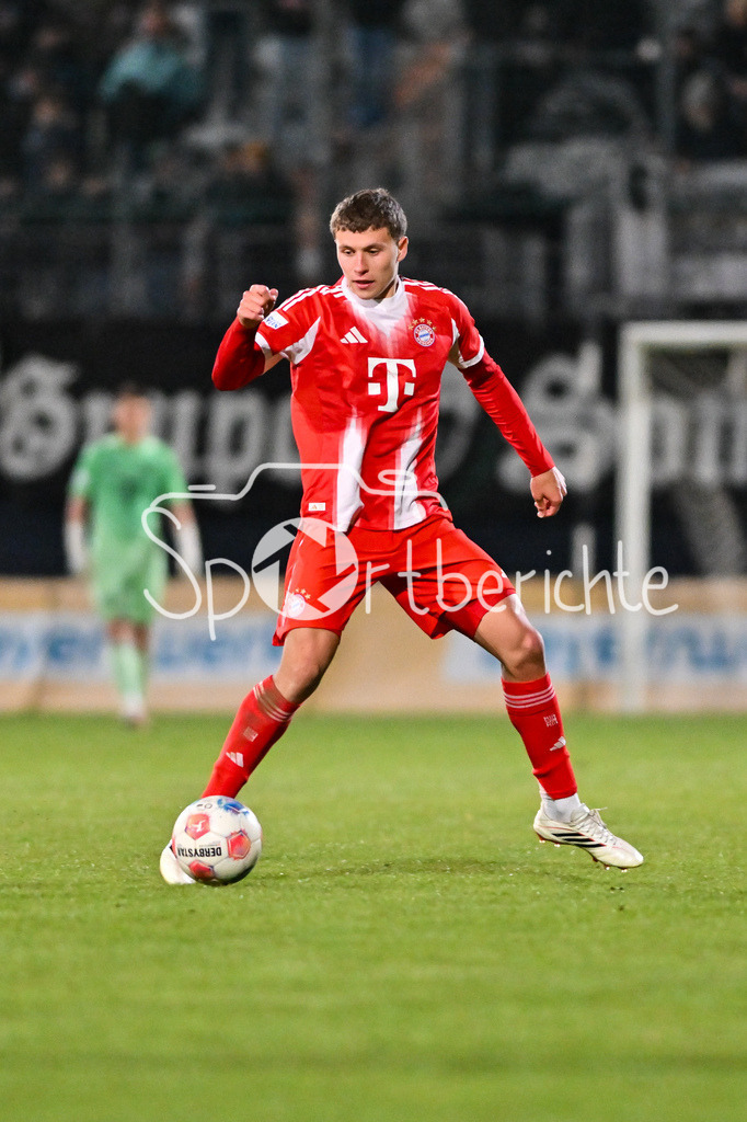 SV Wacker Burghausen - FC Bayern Amateure | BURGHAUSEN, GERMANY - 01. APRIL: am Ball Robert Edward Jr. DEZIEL (FC Bayern München II 5) während dem Match zwischen dem SV Wacker Burghausen und den Amateuren des FC Bayern München am 26. Spieltag der Regionalliga Bayern im Flatbuy Stadion