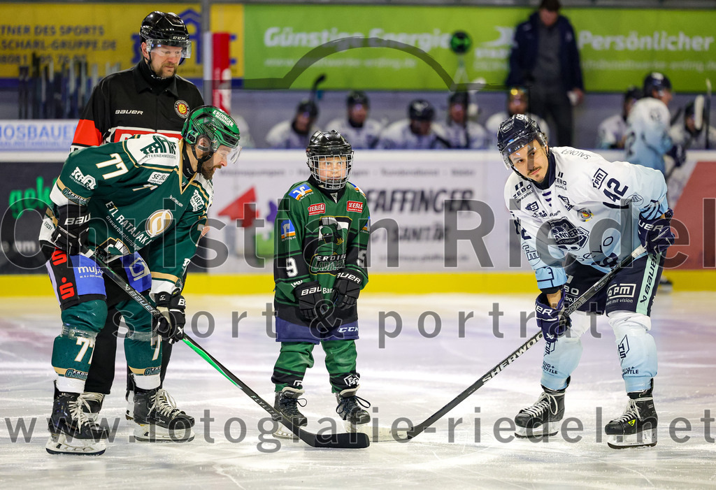 2026-01-06_002_TSV_Erding_gegen_EV_Lindau_Islanders | Erding, Deutschland, 06.01.2026:Eishockey, Oberliga Süd 2025 / 2026, 35. Spieltag, TSV Erding gegen EV Lindau Islanders, Endergebnis: 2:5Philipp Michl (Erding Gladiators, #77), Marcus Marsall (EV Lindau Islanders, #42)Foto: Christian Riedel / fotografie-riedel.net