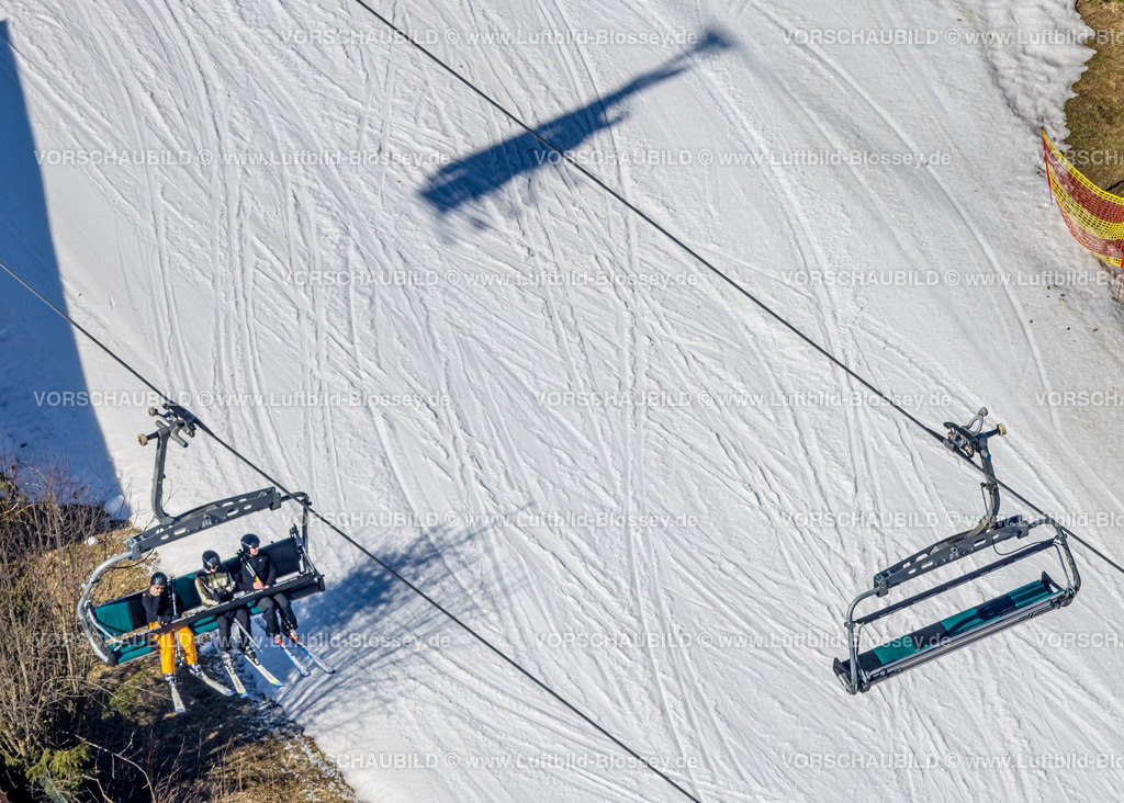 Winterberg220303432 | Luftbild, Sessellift Schattenspiele auf einer Schneepiste mit Skifahrer im Lift, Winterberg, Sauerland, Nordrhein-Westfalen, Deutschland