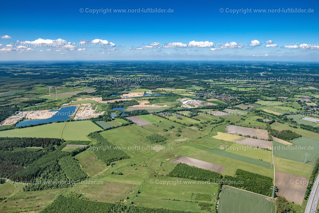Nützen_ELS_7550030622 | NüTZEN 03.06.2022 Ortsansicht der Straßen und Häuser der Wohngebiete in Nützen im Bundesland Schleswig-Holstein, Deutschland. // Town View of the streets and houses of the residential areas in Nuetzen in the state Schleswig-Holstein, Germany. Foto: Martin Elsen