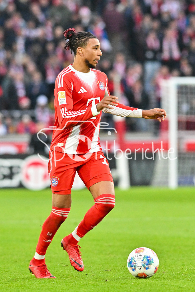 VfB Stuttgart - FC Bayern München | STUTTGART, GERMANY - 06. DECEMBER: am Ball Michael OLISE (FC Bayern Munich 17) / Einzelfoto / Freisteller während dem Bundesligamatch zwischen dem VfB Stuttgart und dem FC Bayern München am 13. Spieltag in der MHP Arena / DFL REGULATIONS PROHIBIT ANY USE OF PHOTOGRAPHS AS IMAGE SEQUENCES AND/OR QUASI-VIDEO