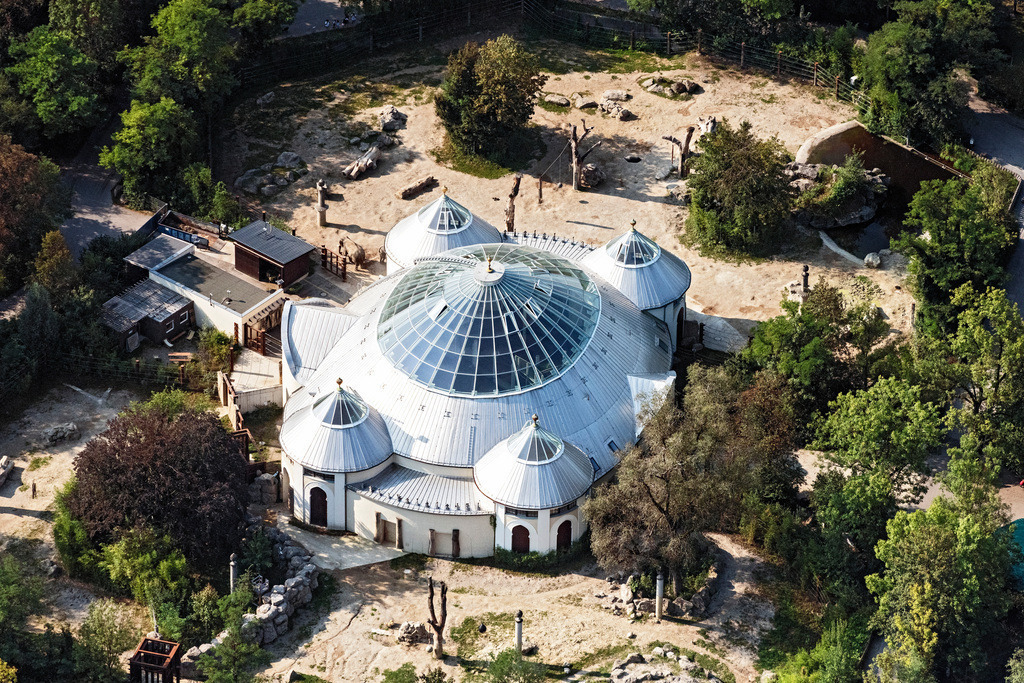 dr__0055848.jpg | MüNCHEN 17.09.2020 Zoogelände am Tierpark " Hellabrunn " - Elefantenhaus - im Ortsteil Untergiesing-Harlaching in München im Bundesland Bayern, Deutschland. Weiterführende Informationen bei: Münchener Tierpark Hellabrunn AG. // Zoo area at the zoo "Hellabrunn" - Elephant House - in the district Untergiesing-Harlaching in Munich in the state Bavaria, Germany. Further information at: Muenchener Tierpark Hellabrunn AG. Foto: Daniel Reiter