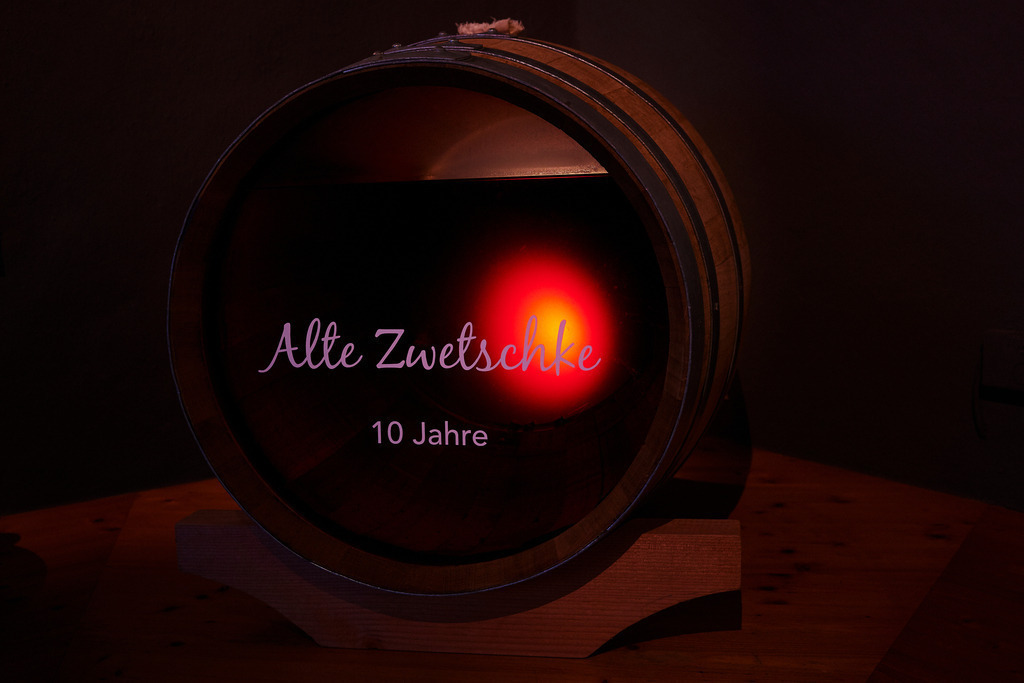 Gölles Alte Zwetschke im Holzfass  | Riegersburg, Austria - September 12, 2018: Gölles Manufaktur; Gölles Alte Zwetschke im Holzfass . - Realisiert mit Pictrs.com