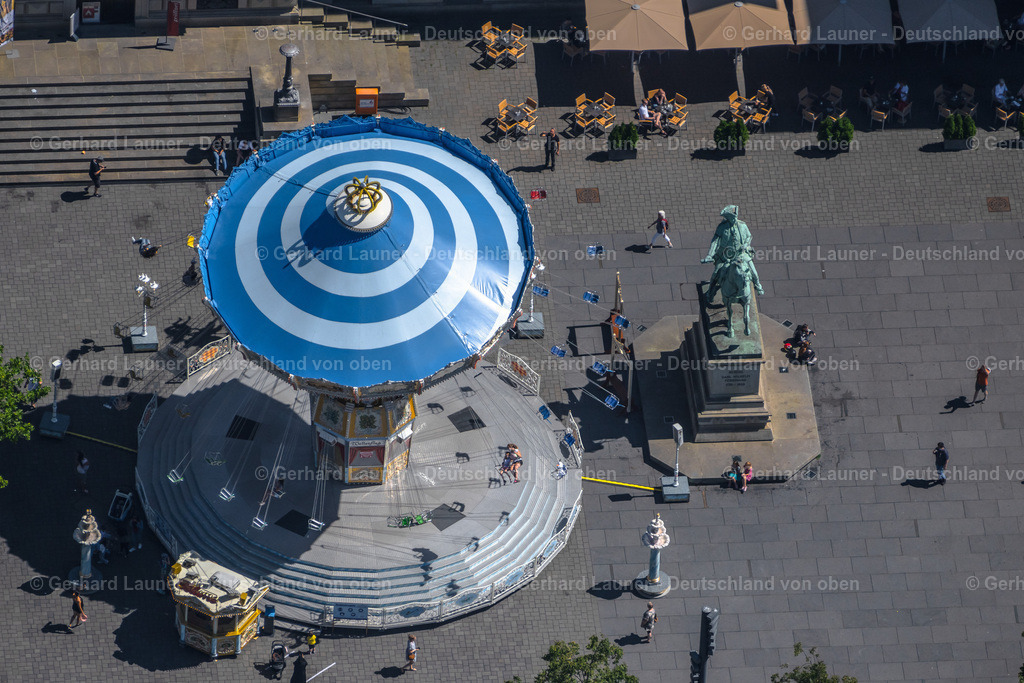 4035937 | BRAUNSCHWEIG 31.07.2020 Fahrgeschäft am Denkmal "Herzog Karl Wilhelm Ferdinand" am Schloßplatz in Braunschweig im Bundesland Niedersachsen, Deutschland. // Amusement ride at the monument "Herzog Karl Wilhelm Ferdinand" in Brunswick in the state Lower Saxony, Germany. Foto: Gerhard Launer