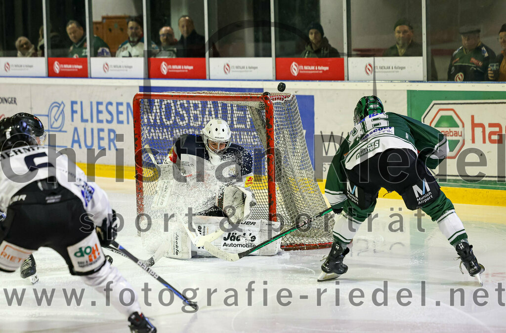 2024-01-26_087_TSV_Erding_gegen_HC_Landsberg | Erding, Deutschland, 26.01.2024:
Eishockey, Bayernliga Vorrunde 2023 / 2024, 28. Spieltag, TSV Erding gegen HC Landsberg, Endergebnis: 6:2

Torwart Moritz Borst (HC Landsberg, #32), Michael Trox (Erding Gladiators, #86)

Foto: Christian Riedel / fotografie-riedel.net