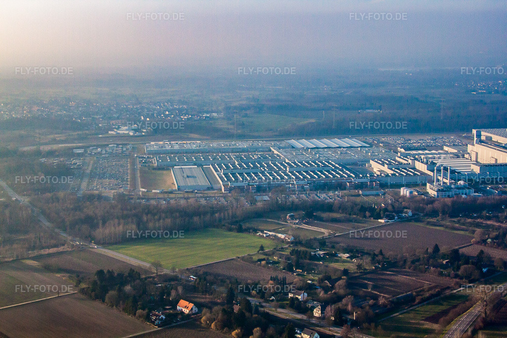 Luftbild: Mercedes Benz Werk von Südosten in Rastatt im Bundesland Baden-Württemberg in Deutschland. Foto: IMG_62003.jpg vom 31.01.2014 durch Werner Riehm/FLY-FOTO.de