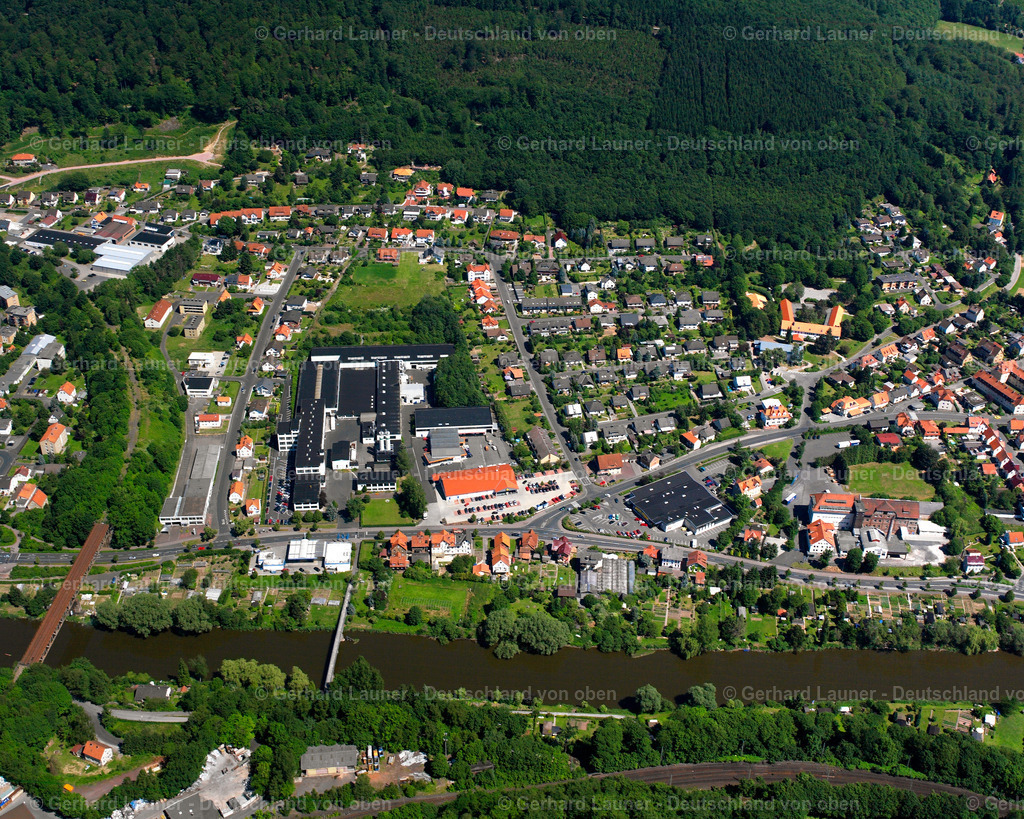 2508122 | HANN. MüNDEN 02.07.2005 Ortsansicht der Straßen und Häuser der Wohngebiete entlang der Hedemündener Straße in Hann. Münden im Bundesland Niedersachsen, Deutschland. // Town View of the streets and houses of the residential areas along Hedemuendener street in Hann. Muenden in the state Lower Saxony, Germany. Foto: Gerhard Launer