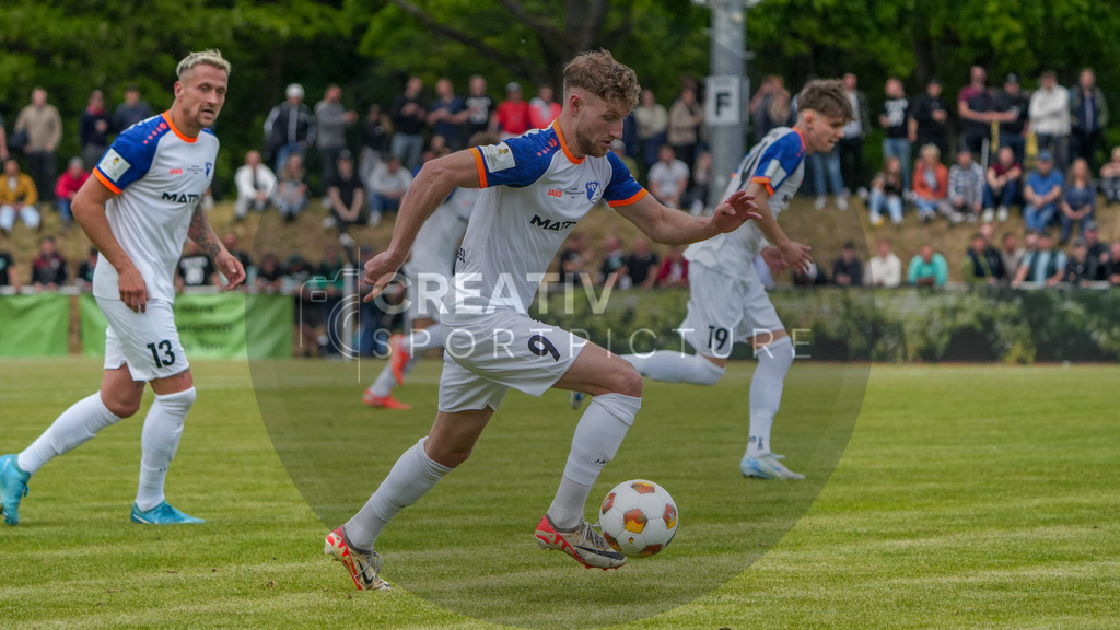 Fußball, Herren, Saison 2024/2025, Finaltag der Amateure 2025, Landespokal Brandenburg, Finale, VfB 1921 Krieschow vs. RSV Eintracht 1949, Samstag 24.05.2025, Volksparkstadion Neuruppin, | Fußball, Herren, Saison 2024/2025, Finaltag der Amateure 2025, Landespokal Brandenburg, Finale, VfB 1921 Krieschow vs. RSV Eintracht 1949, Samstag 24.05.2025, Volksparkstadion Neuruppin, Im Bild: Leo Felgenträger (Krieschow) - Realisiert mit Pictrs.com