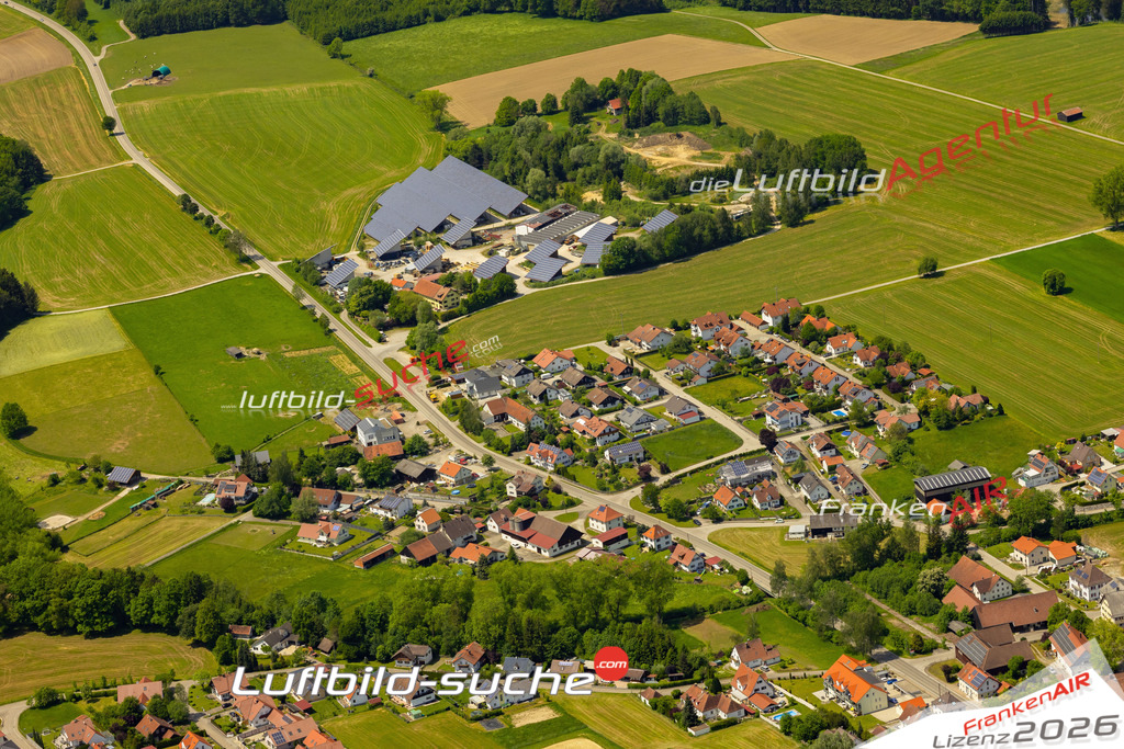 Das Luftbild zeigt Oberkammlach PV Anlage Kammlach - Die Luftaufnahme wurde 2023 vom UL-Flugzeug aus erstellt ( keine Drohne ) - Hochauflösende Luftaufnahme - Für grossformatige Ausdrucke geeignet. Die Geschenkidee !Mit Lizenz und Bildrechte bestellbar
