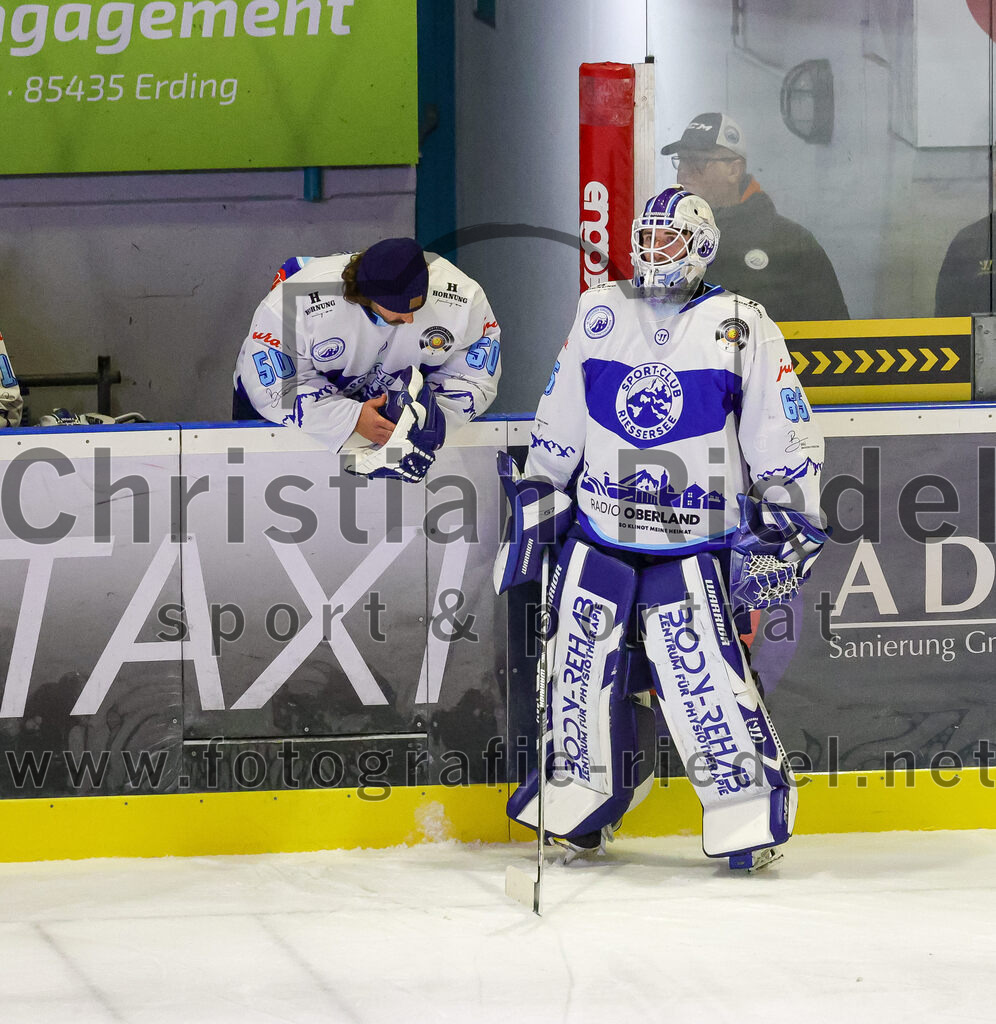 2025-09-26_103_TSV_Erding_gegen_SC_Riessersee | Erding, Deutschland, 26.09.2025:Eishockey, Oberliga Süd 2025 / 2026, 3. Spieltag, TSV Erding gegen SC Riessersee, Endergebnis: 3:5Torwart Andreas Mechel (SC Riessersee, #), Torwart Patrik Mühlberger (SC Riessersee, #65)Foto: Christian Riedel / fotografie-riedel.net