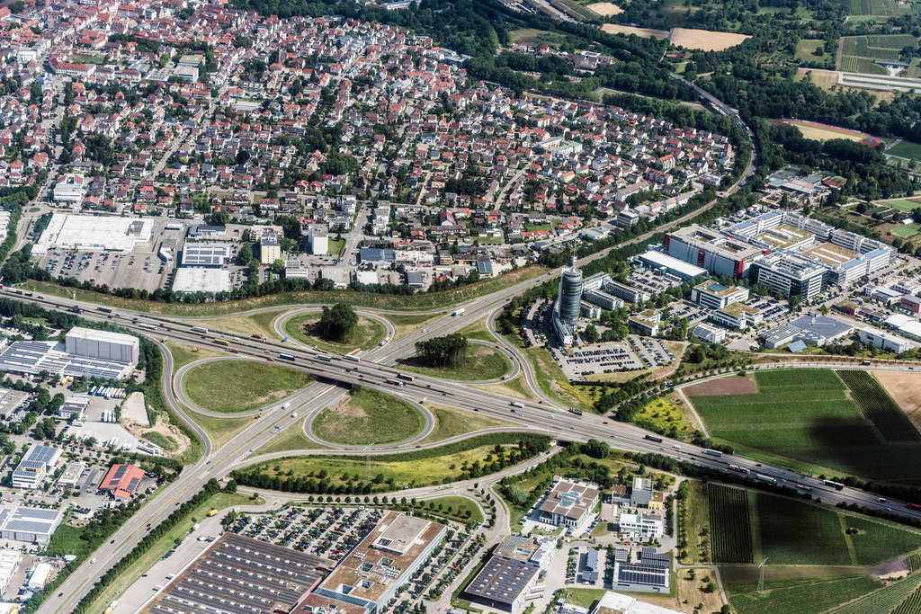 dr__0018714.jpg | NECKARSULM 04.07.2017 Autobahndreieck- Abfahrt des AD der BAB A6 in Neckarsulm im Bundesland Baden-Württemberg, Deutschland. // Highway triangle the federal motorway A 6 in Neckarsulm in the state Baden-Wuerttemberg, Germany. Foto: Daniel Reiter
