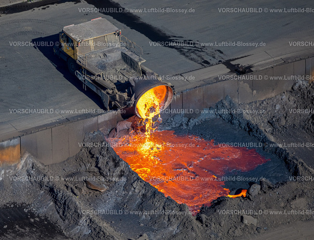 Duisburg250402057 | Luftbild, ArcelorMittal Hochfeld GmbH Stahldrahtwerk, Abschütten von glühendem Material, Laar, Duisburg, Ruhrgebiet, Nordrhein-Westfalen, Deutschland