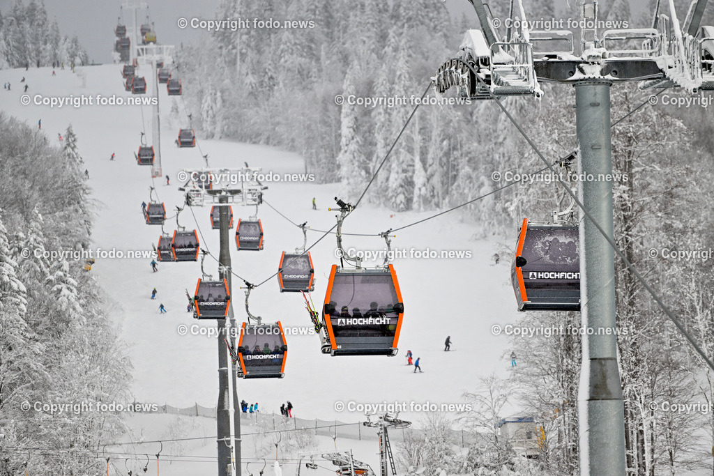 Hochficht_ Skigebiet_ Boehmerwald_ 04.02.2023-26 | 04.02.2023, Hochficht, AUT, Skigebiet Hochficht, Boehmerwald, im Bild Hochficht Bergbahn, Gondel, Skipiste
