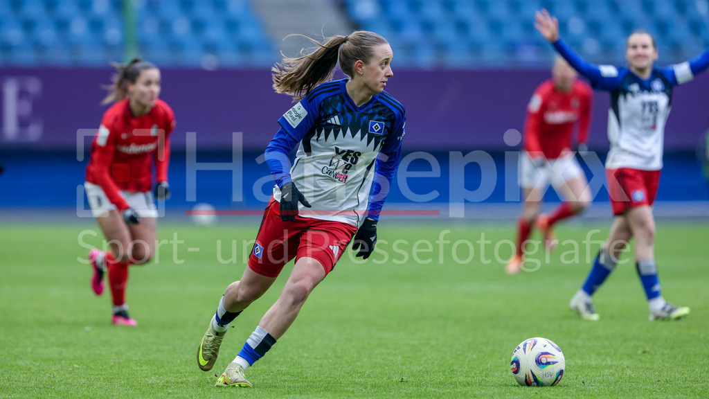 Fussball, Google Pixel Frauen-Bundesliga, Hamburger SV - SC Freiburg | Victoria Schulz (Hamburger SV, HSV, 19) am Ball, Einzelbild, Ganzkörper, Aktion, Action, Spielszene, DIE DFB-RICHTLINIEN UNTERSAGEN JEGLICHE NUTZUNG VON FOTOS ALS SEQUENZBILDER UND/ODER VIDEOÄHNLICHE FOTOSTRECKEN. DFB REGULATIONS PROHIBIT ANY USE OF PHOTOGRAPHS AS IMAGE SEQUENCES AND/OR QUASI-VIDEO.