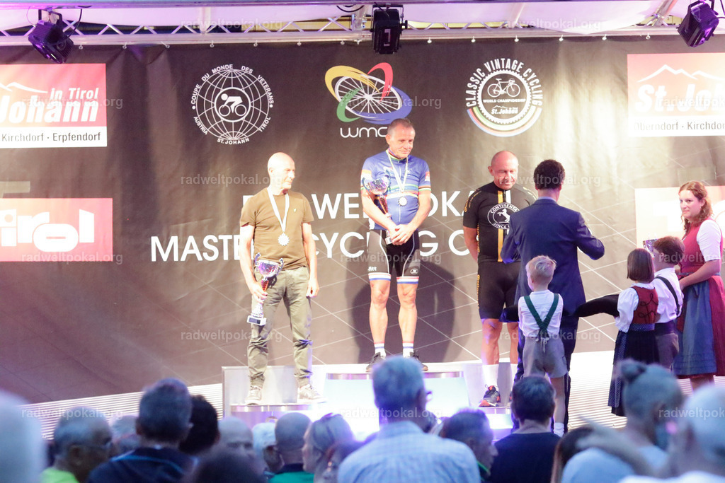 1483_20230817_Bewerb_Maenner_Muehlanger | AUT - OESTERREICH, 2023-08-16: SPORT RENNRAD-FAHREN - 55. INTERNATIONALER RADWELTPOKAL IN ST. JOHANN IN TIROL  - Vintage-Radrennen mit WM-Bronze-Medaillen-Siegerin Christina Schweinberger, den Teilnehmer und Alexander Baumann (vom Orginastions-Team) - TAG 2 BEWERB MAENNER IN SECHS GRUPPEN  ; Foto: Roland Muehlanger