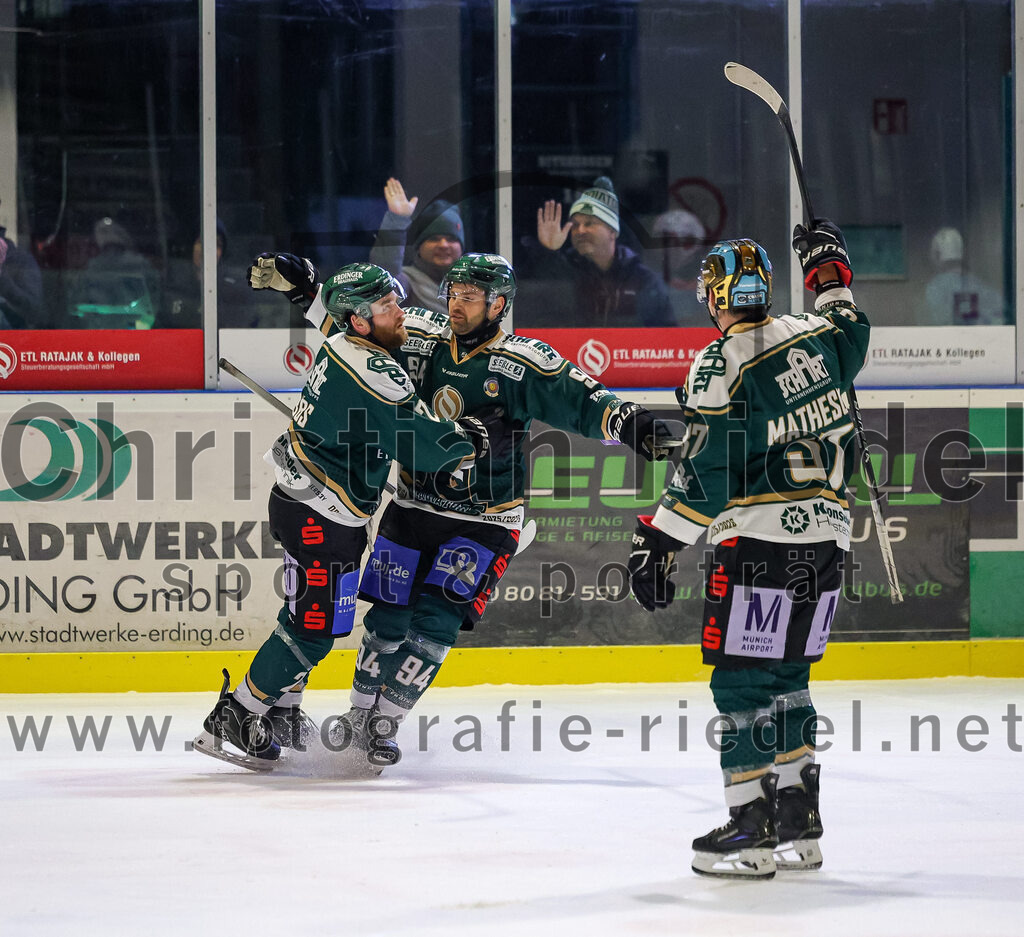 2025-12-23_140_TSV_Erding_gegen_Heilbronner_Falken | Erding, Deutschland, 23.12.2025:Eishockey, Oberliga Süd 2025 / 2026, 29. Spieltag, TSV Erding gegen Heilbronner Falken, Endergebnis: 5:4Grady Hobbs (Erding Gladiators, #22), Markus Eberhardt (Erding Gladiators, #94), Thomas Matheson (Erding Gladiators, #37)Foto: Christian Riedel / fotografie-riedel.net