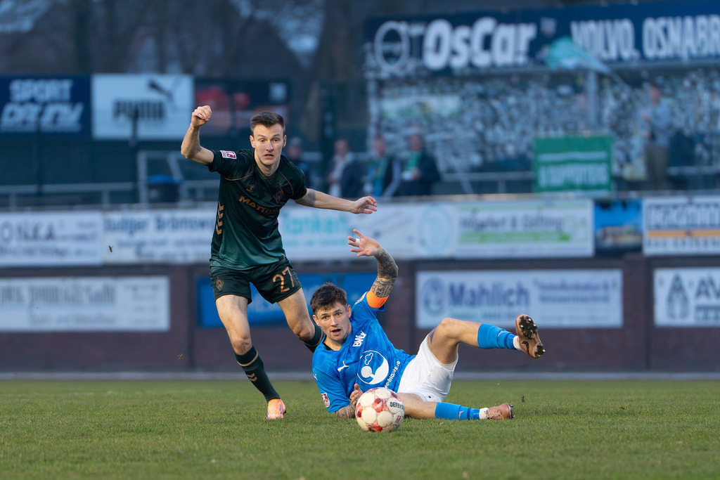 Fußball I Herren I Saison 2025-2026 I Regionalliga Nord I 25. Spieltag I TuS Blau-Weiß Lohne - Werder Bremen II I 5743 | Ole Schulz (27, SV Werder Bremen II) und Jakub Westerdorf (16, TuS BW Lohne) - Realisiert mit Pictrs.com