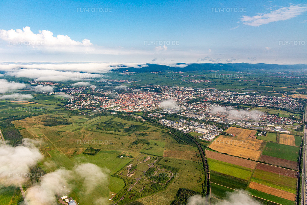 Luftbild: Stadt unter Wolken am Morgen von Südosten in Landau in der Pfalz im Bundesland Rheinland-Pfalz in Deutschland. Foto: IMG_142994.jpg vom 03.08.2024 durch Werner Riehm/FLY-FOTO.de