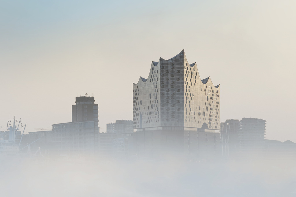 10230301 - Nebelphilharmonie | Kaufen Sie Hamburg Bilder und Hamburg Fotos auf Leinwand, Acrylglas, Alu-Dibond, oder als Poster in Hamburgs großer Onlinegalerie. Elbphilharmonie Bilder, Hamburger Hafen, Speicherstadt, Alster und viel mehr.