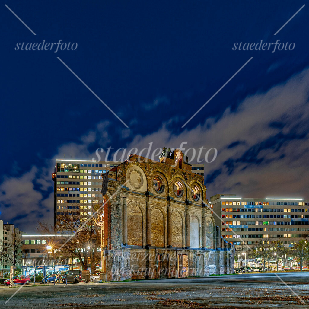 Askanischer_Platz_Supertotale_mit_Bahnhofsportal_Nacht_quadratisch | Der Fotograf für Portraitfotografie aus Berlin | staederfoto.de - Realisiert mit Pictrs.com