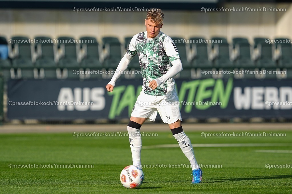 xYDRx13112501061 | 13.11.2025, xydrx, Fußball, Testspiel, Borussia Mönchengladbach - NV Koninklijke Lierse SK, Fohlenplatz am Borussia-Park: Robin Hack (Borussia Mönchengladbach #25)