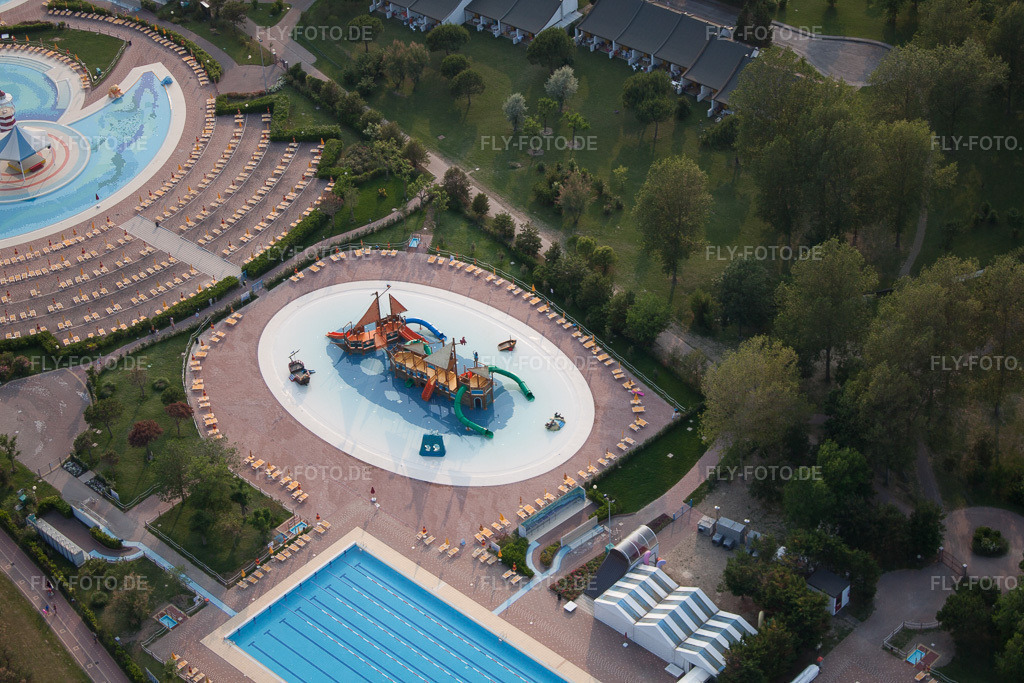 Luftbild: Schwimmbecken mit Piratenschiff des Freibades Playaloca in Duna Verde in Venetien im Ortsteil Duna Verde in Caorle im Bundesland Metropolitanstadt Venedig in Italien. Foto: IMG_50287.jpg vom 07.06.2012 durch Werner Riehm/FLY-FOTO.de