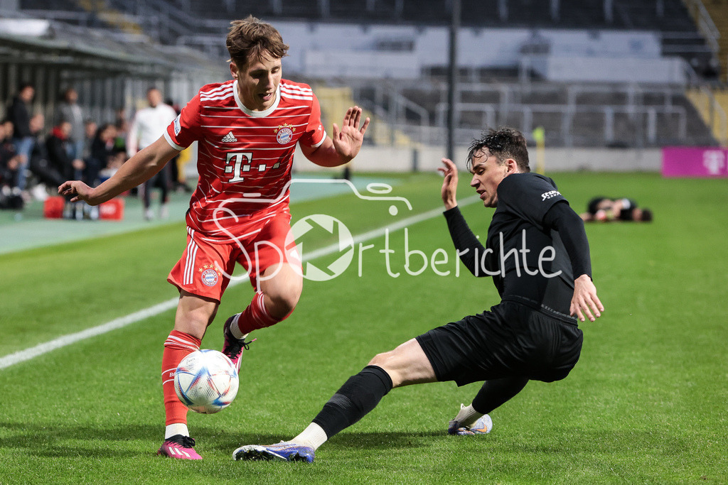 FC Bayern Amateure - SpVgg Hankofen-Hailing | Jonas KEHL (FCB #27) im Duell Jonas BLUEMEL (HANK #2)