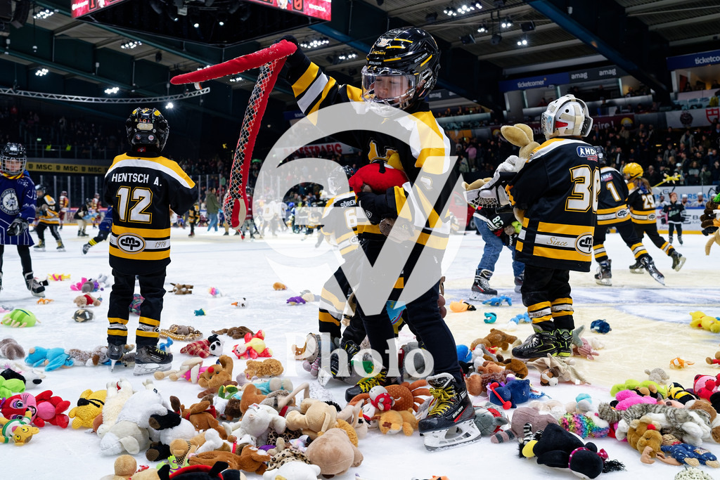 National League - Geneve-Servette HC v EV Zug | Children collects stuffed animals for Operation Stuffed Animals during the National League match between Geneve-Servette HC and EV Zug at Les Vernets in Geneva, Switzerland