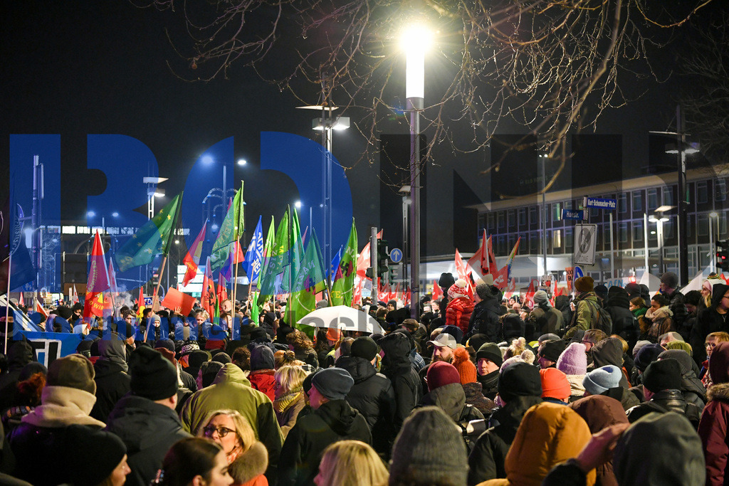 Weihnachtssingen im Stadion | {headline}



(Foto: Christian Schnaubelt / BOND)

 - Realisiert mit Pictrs.com