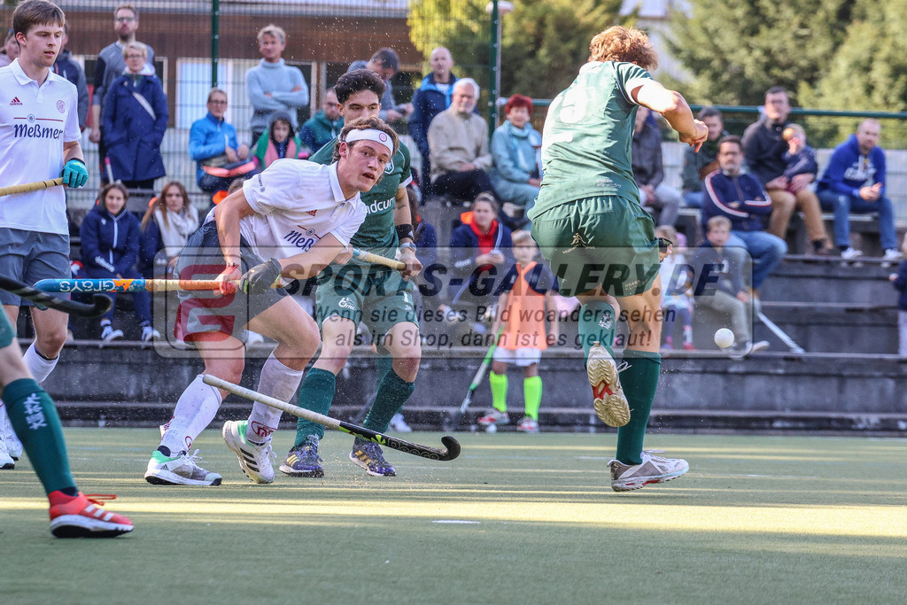 MJ_2022-09-25_HTCU-Alster-18 | Anton Boeckel (Club an der Alster #8), Moritz Ludwig (Uhlenhorst Mülheim #25) & Lucas Toscani (Uhlenhorst Mülheim #7), Uhlenhorst Mülheim - Club a. d. Alster am 25.9.2022 im Waldstadion, Mülheim a. d. Ruhr