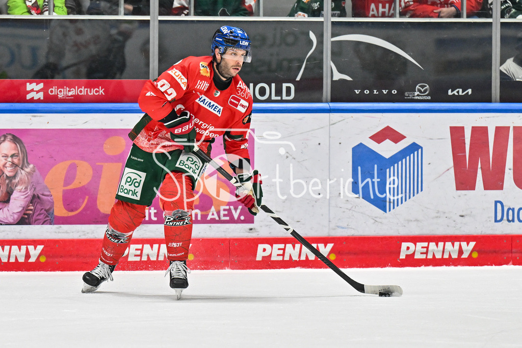 Augsburger Panther - Fischtown Bremerhaven | AUGSBURG, GERMANY - 25. JANUARY: am Puck Joseph CRAMAROSSA (Augsburger Panther 92) / Einzelfoto / Freisteller während dem Match zwischen den Augsburger Panthern und den Fischtown Pinguins am 43. Spieltag der Penny DEL im Curt Frenzel Stadion