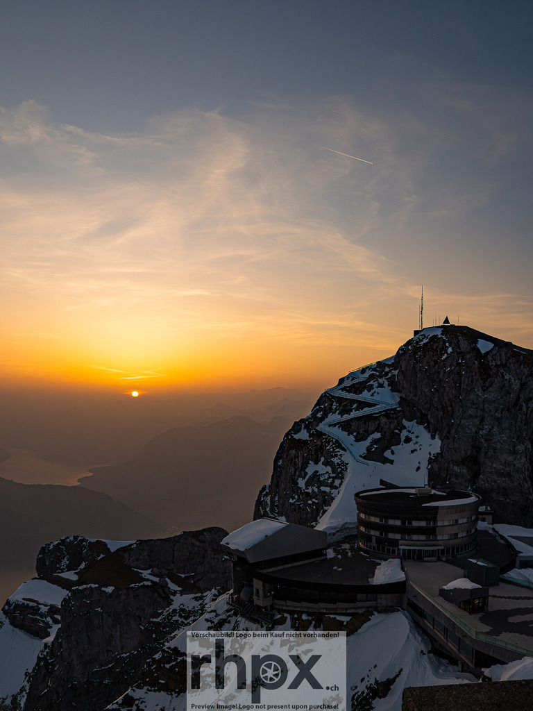 Sonnenaufgang am Pilatus | Stimmungsvolle Fotokunst aus Luzern. Erlebe den Pilatus, den See und die Stadt Luzern in exklusiven Aufnahmen in der Fotogalerie & Shop. - Realisiert mit Pictrs.com